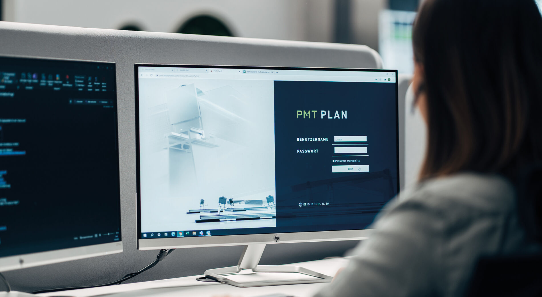 Eine Person sitzt vor einem Bildschirm, auf der PMT Plan läuft, und erweitert ihr Wissen mit PMT Plan Advanced.